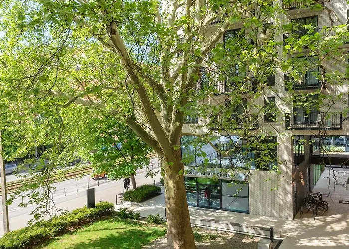 Botanica Deluxe With Balcony & Ac - Properunit Breslau