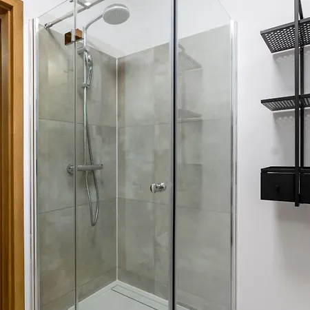 Botanica Deluxe With Balcony & Ac - Properunit * Breslavia