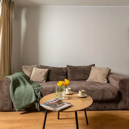 Botanica Deluxe With Balcony & Ac - Properunit * Breslavia