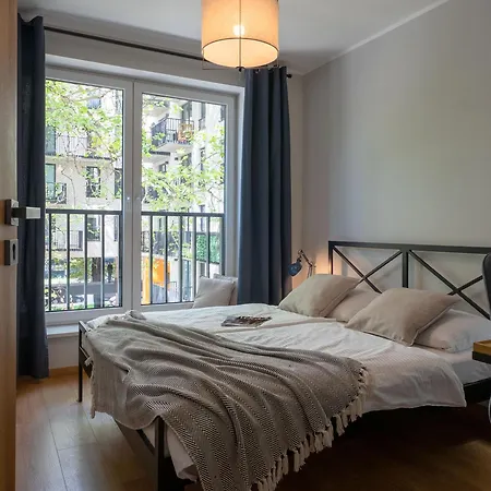 Botanica Deluxe With Balcony & Ac - Properunit Appartement