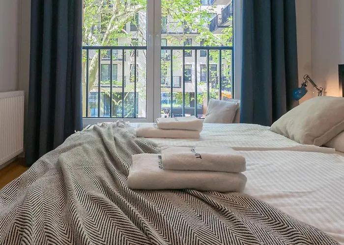 Botanica Deluxe With Balcony & Ac - Properunit